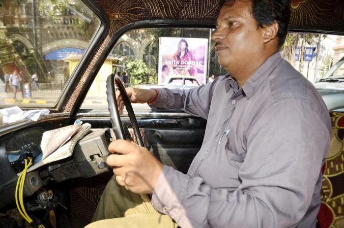 En drosjesjåfør i Mumbai bak rattet på en Premier Padmini, bygget på lisens fra Fiat på samme lest som den 60 år gamle Fiat 1100. Foto: Stein Inge Stølen