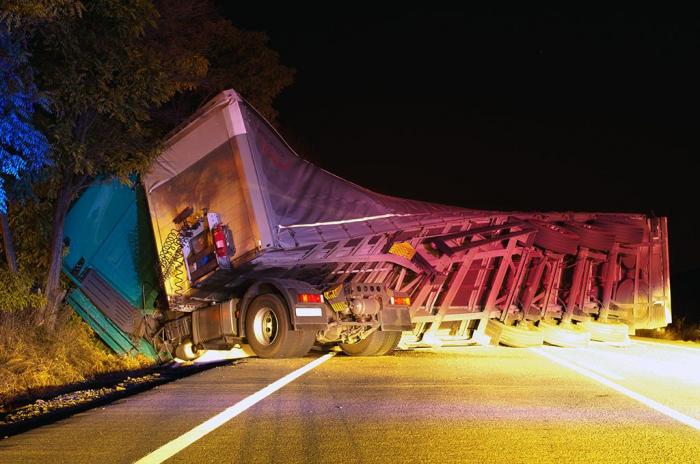 Det er 2-3 ganger vanligere at et utenlandsk vogntog blir innblandet i en ulykke enn at et norsk gjør det, viser TØI-statistikk. Illustrasjonsfoto: Colourbox