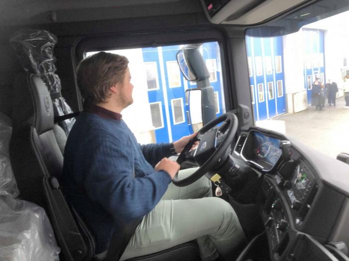 Leder av Rød Ungdom, Tobias Drevland Lund, var ytterst forsiktig bak rattet på den splitter nye Scaniaen. Foto: Knut Gravråk