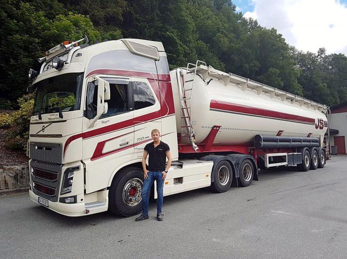 Det å kjøre bulkvogntog er en utfordrende jobb. Han kjører over store deler av Norge og Europa, på de mest utrolige stedene. Foto: Jan Ove Halsøy
