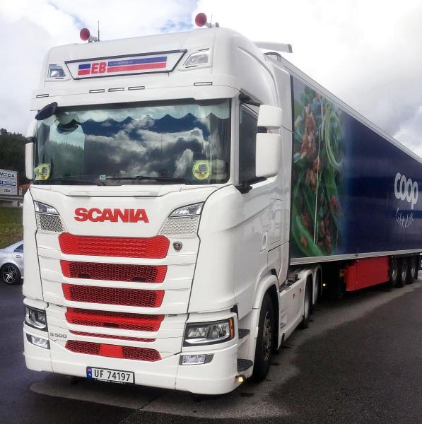 Det er ikke vanskelig å glede seg til arbeidsdagen når en kan sette seg inn i en splitter ny Scania S500. Foto: Dagrunn Krakeli
