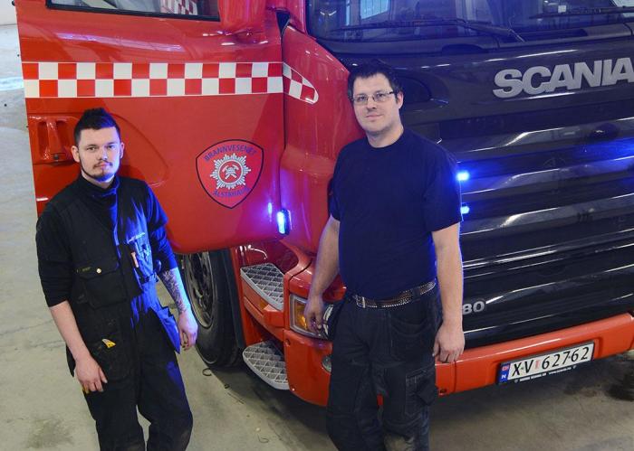 For mekanikerne Daniel Ebbesen (til venstre) og Helge Stolpnes er oppdragene med å bygge brannbiler et krydder i hverdagen. Foto: Jan Harry Svendsen
