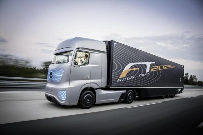 Autonome lastebiler som Mercedes-Benz Future Truck er allerede klar for produksjon. Problemet ligger nå først og fremst i lovtekstene, og ikke i teknologien. Foto: Daimler AG