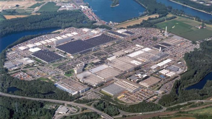 Fabrikksområdet spenner over 2,9 kvadratkilometer, eller omtrent 400 fotballbaner. Foto: Daimler