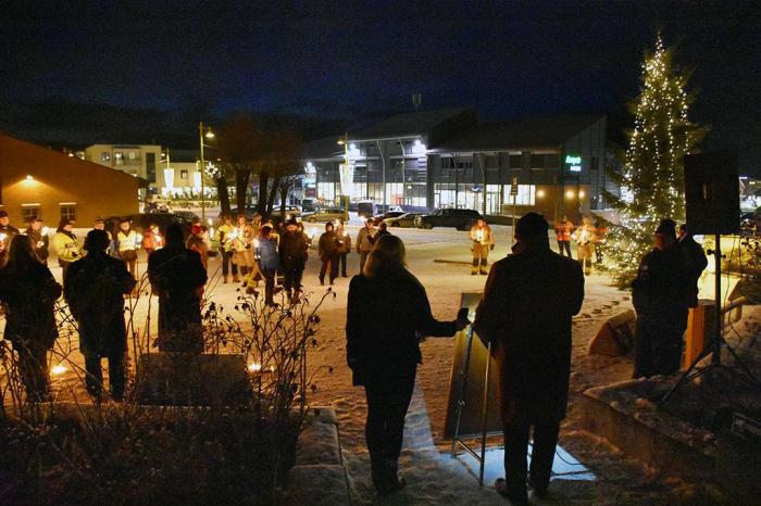 Til tross for 17 kuldegrader stilte mange opp for å minnes de fem som omkom på veiene i Hedmark i fjor. Foto: Stein Inge Stølen