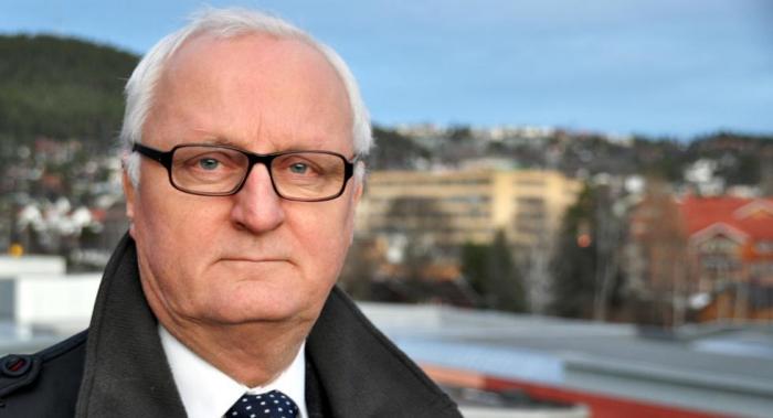 KLIPPER: Fylkesordfører Morten Eriksrød (H) klipper snora.