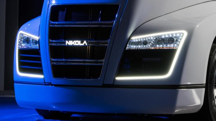Distinkte LED-lys i fronten gjør bilen lett gjenkjennelig, også i mørket. Foto: Nikola Motor