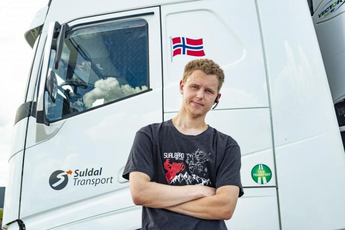 STOLT SJÅFJØR: Ole Andreas Løland kjører for Fair Transport-sertifiserte Suldal Transport. Foto: Jamieson Pothecary