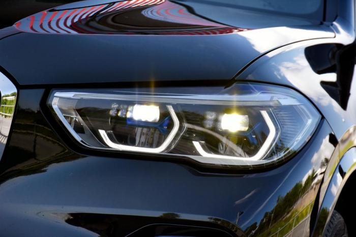 BMW X5 45e Hybrid leveres blant annet med laserlys. Foto: Stein Inge Stølen