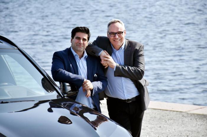 Azad Hadjarpour og Jan Egil Sandstad i NF Fleet og Nordea Finans kan tilby et bredt spekter av bilmodeller til nærmest uslåelige leasingpriser. Foto: Stein Inge Stølen
