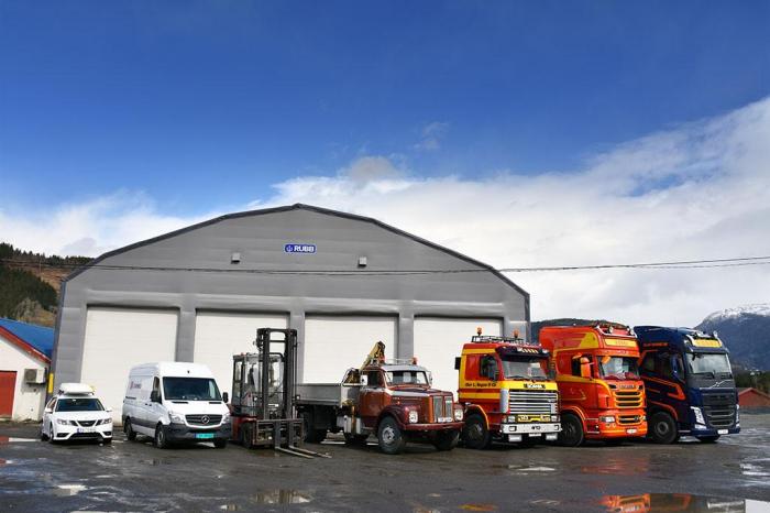 40 kjøretøy på HVO: Personbiler, varebiler, gaffeltrucker, veterankjøretøy og lastebiler har brukt nærmere 130 000 liter HVO hos Olav Rogne AS siden januar.