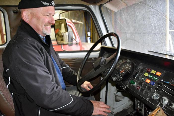 Lars-Tore Rogne er en ekte lastebilentusiast. Her koser han seg bak rattet på en Scania L80 fra 1980. Foto: Stein Inge Stølen