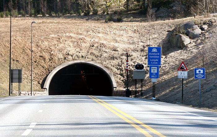 Til tross for en helling som bryter med EU-bestemmelsene ryktes det nå at Regjeringen vil bygge enda et tunnelløp under Oslofjorden, og forkaste broalternativet. Foto: Wikipedia