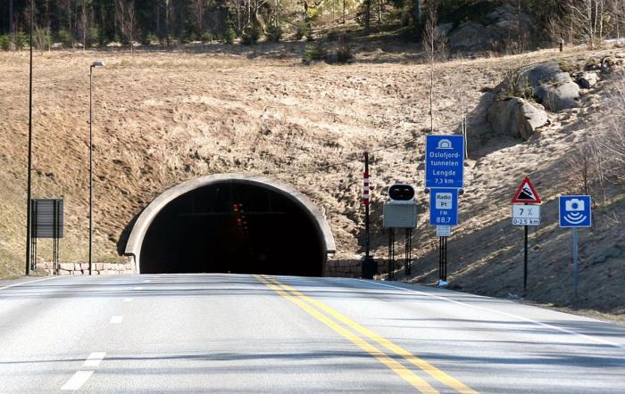Til tross for en helling som bryter med EU-bestemmelsene vil Regjeringen bygge enda et tunnelløp under Oslofjorden, og forkaste broalternativet. Foto: Wikipedia