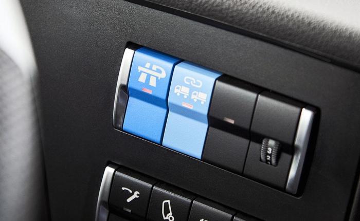 En egen knapp aktiverer funksjonen for platooning hos Mercedes. Foto: Mercedes-Benz