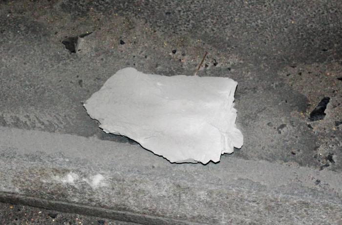 SKUMMELT: Undersøkelsene viser at stein har falt ned fra tunneltaket. FOTO: Statens vegvesen