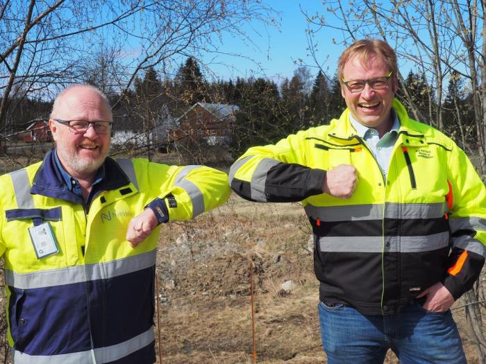 To glade karer: Prosjektsjef Jarle Kristian Tangen i Nye Veier og Per Hatterud i Hatterud Maskin. Foto: Nye Veier