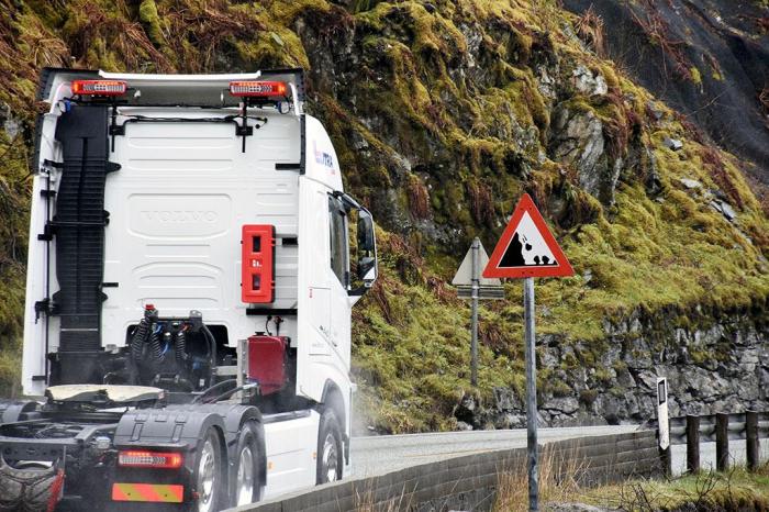 Mange tungtransport-sjåfører kjører med hjertet i halsen på enkelte deler av E16 mellom Bergen og Voss. Foto: Stein Inge Stølen