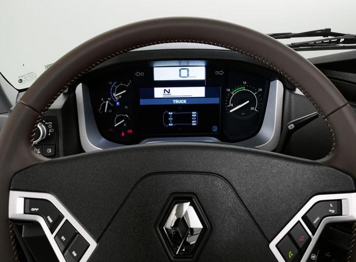 Mange funksjoner styres via knapper på over- og undersiden av rattet. Foto: Renault Trucks