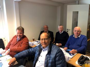 Fylkeslederne Nicolai Jakhelln (t.v) og Erik Graarud deltok i representantskapsmøtet i april. Her fra møtet i 2019