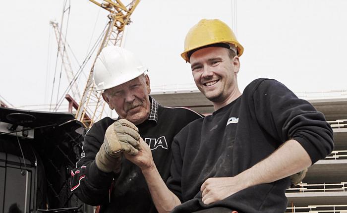 GODE KOLLEGER: Rolf Hansen (77) og Fredrik Hagen (26) leverer betongelementer på Fornebu.