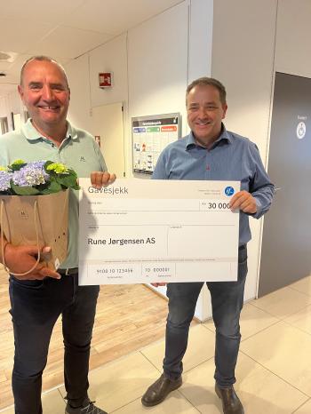 Anders Krog, nestleder i forbundsstyret, overrakte prisen til Rune Jørgensen