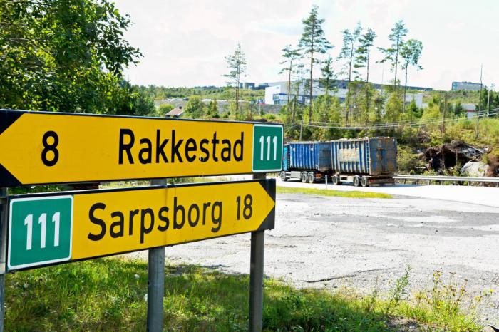 BRÅSTOPP: Fra Sarpsborg og retning Rakkestad/Mysen er det tillatt å kjøre modulvogntog i bare 17 kilometer. Med den nye ordningen kan det bli tillatt hele veien. Foto: Stig Odenrud
