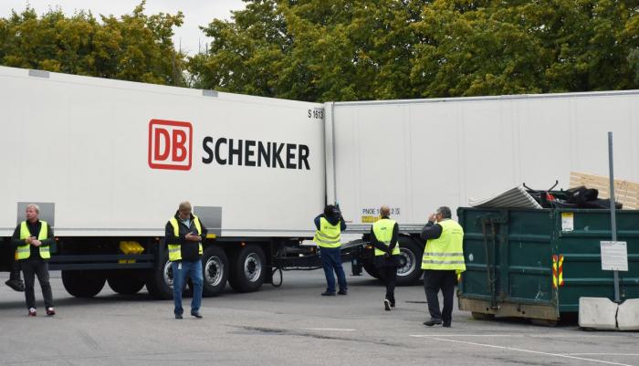 Slik gikk det da det 33 meter lange modulvogntoget gjennomførte en testrunde inne på Schenkers terminalområde. Foto: Stein Inge Stølen
