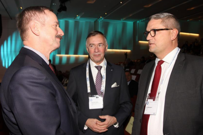 Styreleder i NLA, Erik Østergaard, har spilt en svært viktig rolle i lobbyarbeidet mot EU siste årene. Her møter han den daværende transportministeren i EU Siim Kallas (til venstre), i et forsøk på å stoppe det planlagte kabotasjefrislippet. Foto: NLA