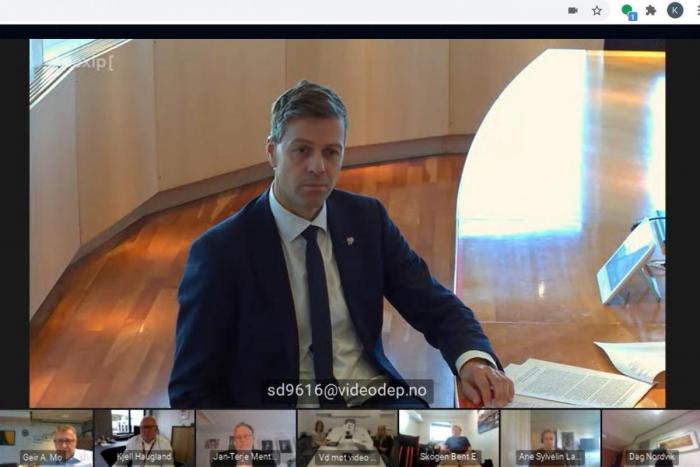 Samferdselsministeren lyttet oppmerksomt til innspillene fra NLF. Foto: Skjermdump fra Skype