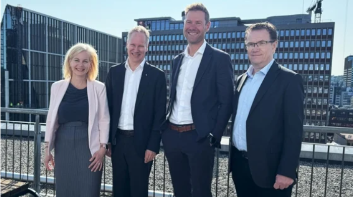 TRENGER KUNNSKAP: Regjeringen gir nå 192 millioner kroner til tre sterke forskningsmiljøer. Fra venstre: Forsknings- og høyere utdanningsminister Sigrun Aasland, samferdselsminister Jon-Ivar Nygård, Lars Andresen i NGI og John Vigrestad i Forskningsrådet. Foto: Frøydis Tornøe, Samferdselsdepartementet 