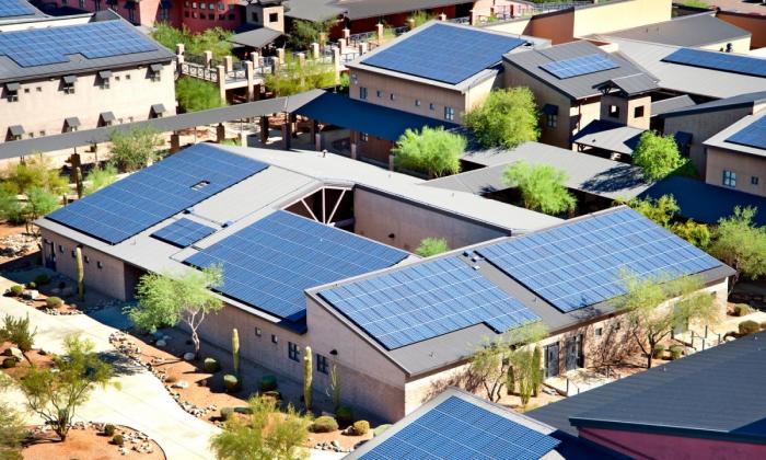 Selskapet SolarCity er i dag en av USAs største leverandører av solcellepaneler. Selskapet eies og drives av Musks fettere, Lyndon og Peter Rive. Foto: SolarCity