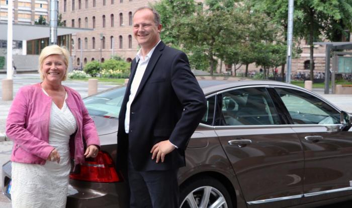 Samferdselsminister Ketil Solvik-Olsen og finansminister Siv Jensen fikk nylig prøvekjøre en såkalt semi-autonom bil. Foto: Samferdselsdepartementet