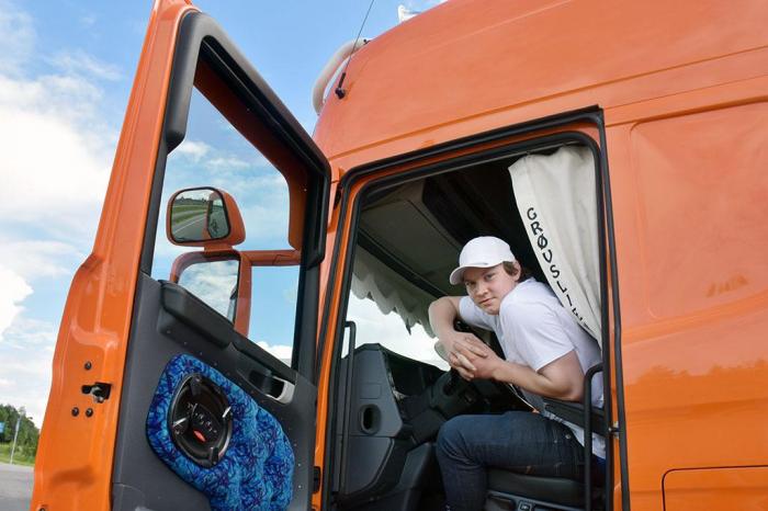 Stian er svært fornøyd med yrkessjåførutdanningen ved Våler. Foto: Stein Inge Stølen