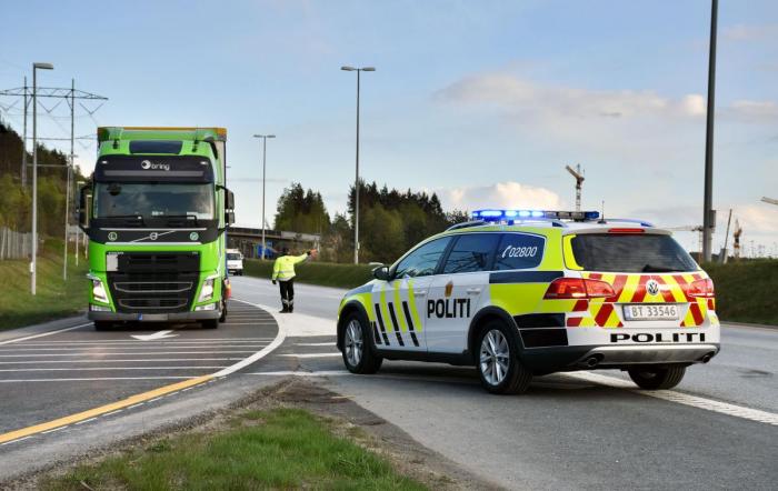 21 lastebiler fikk kjøreforbud i løpet av kvelden da etatene gjennomførte sin storkontroll på Taraldrud. Foto: Stein Inge Stølen