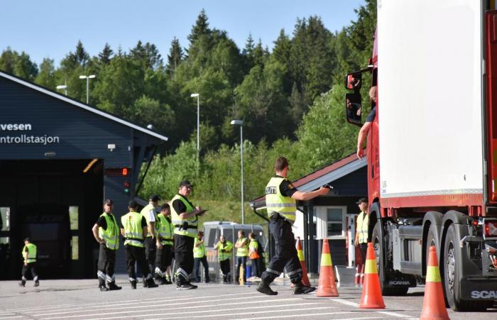 Arbeidstilsynet deltar regelmessig på tverretatlige kontroller langs vegen, som her ved Taraldrud i forrige uke. Foto: Stein Inge Stølen