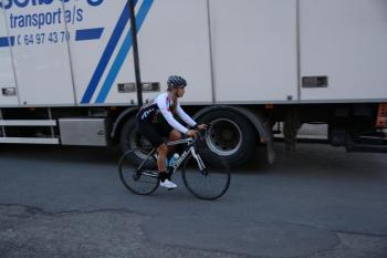 STOR OG LITEN: En av Norges mest håpefulle kvinnelig syklister, Thea Degvold, vil kjenne vindpresset fra passerende vogntog. Dette er blir mykt mot hardt. Ta hensyn! Foto: Tore Bendiksen