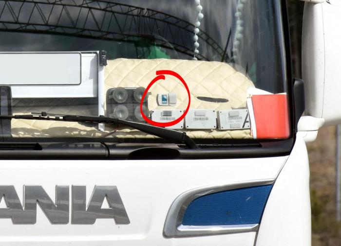 Ved mange av de registrerte passeringene var det mulig å identifisere AutoPass-brikker i frontrutene. Foto: Stein Inge Stølen
