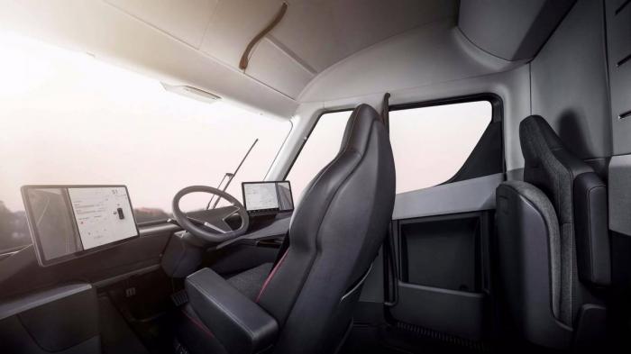 Førermiljøet er futuristisk i Teslas nye trekkvogn.
