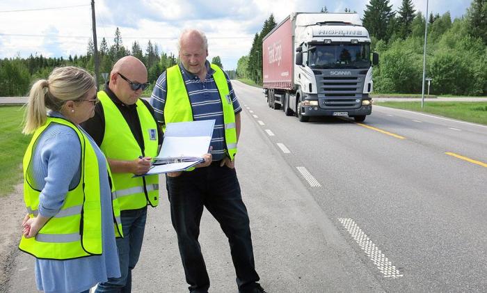 Forbundsleder Tore Velten, Kenneth Kneppen og nyansatt sekretær Hege Gaalasen teller lastebiler ved RV25 Hernes. Foto: Guttorm Tysnes