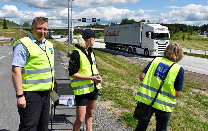 På Svinesund ble det registrert over 2 500 utenlandske lastebiler - 91% av det totale antallet. NLF-direktør Geir A. Mo, til venstre, er ikke overrasket. Foto: Stein Inge Stølen