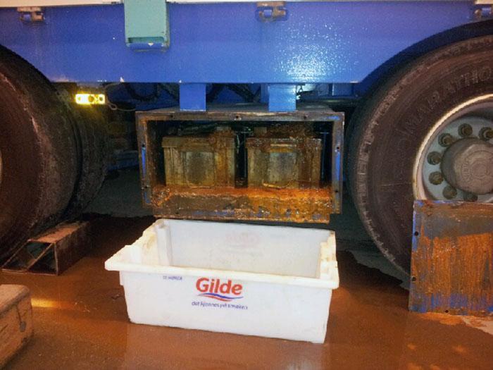 En batterikasse full av vann er dårlig nytt på en tilhenger stappet av viktig elektronikk. Foto: T. Stene Transport