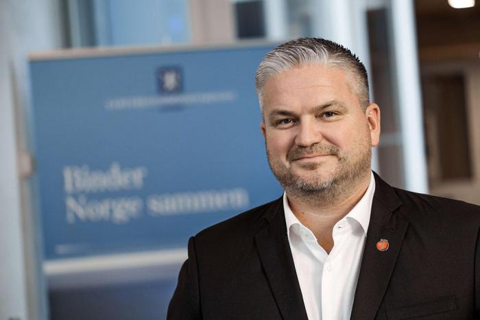 Statssekretær Tom Cato Karlsen representerer Samferdselsdepartementet i debatten mot Eirik Sivertsen (AP).