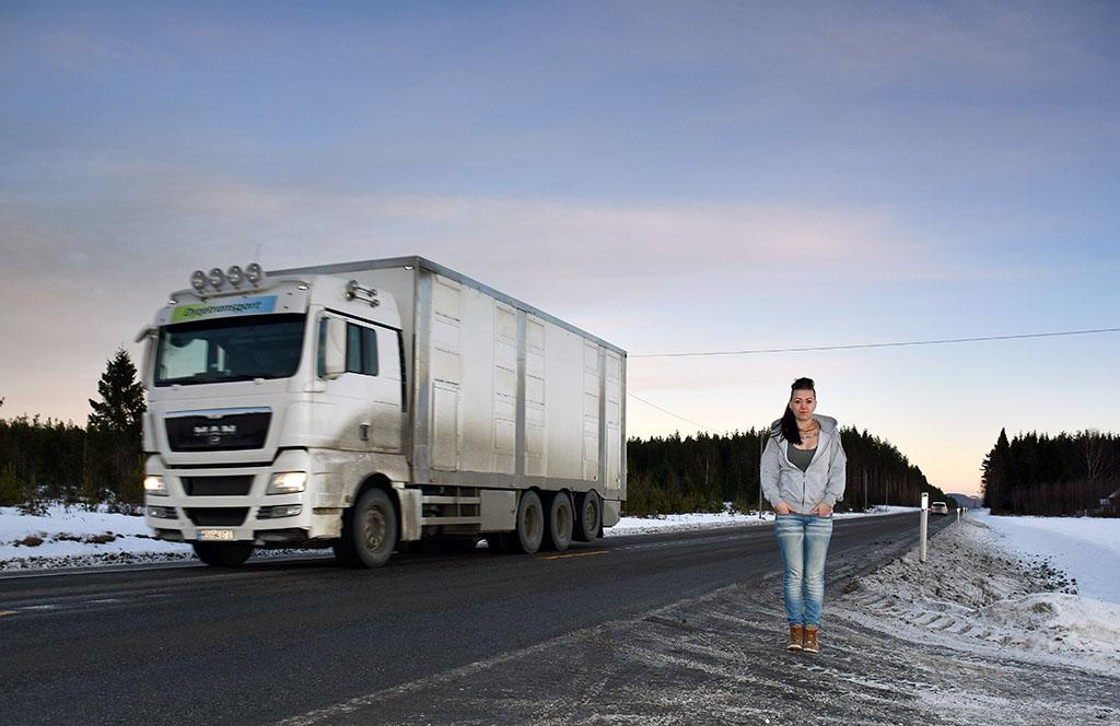 Tonje drømmer om en karriere bak rattet på de største lastebilene. Foto: Stein Inge Stølen