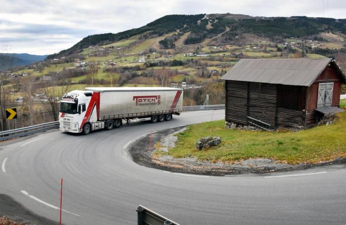 Toten Transport kjører gods over hele Norge med over 250 kjøretøy. De er derfor helt avhengig av å ha kontroll på bom- og ferjeutgiftene. Foto: Stein Inge Stølen
