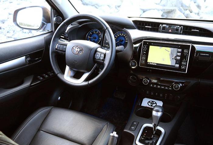 Interiøret har klare likheter med det du finner i Toyotas øvrige modeller. Toppmodellen av Hilux har alle mulige former for luksus innebygget. Foto: Jan Harry Svendsen