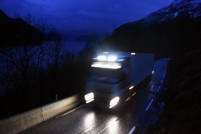 Norge er et utfordrende land å kjøre lastebil i. Derfor er det viktig å holde trafikksikkerhetstankegangen ved like. Illustrasjonsfoto: Stein Inge Stølen