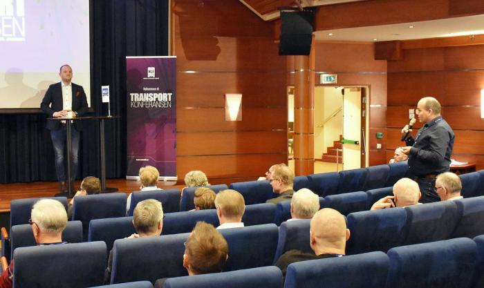 Øystein Digre utfordrer samferdselsministeren på vedlikehold av fylkesveger fra salen. Foto: Stein Inge Stølen