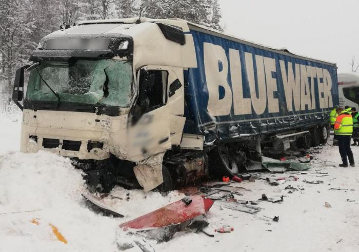 Denne østeuropeiske lastebilen kolliderte med en brøytebil på Rv 3. Foto: Jon Jevnaker / Auto Assistanse Hamar