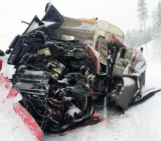 HARD MEDFART: Regionsjef Guttorm Tysnes mener det er utrolig at sjåføren av brøytebilen unngikk å bli knust av vogntoget som smalt inn i fronten hans. Foto: Jon Jevnaker/Auto Assistanse